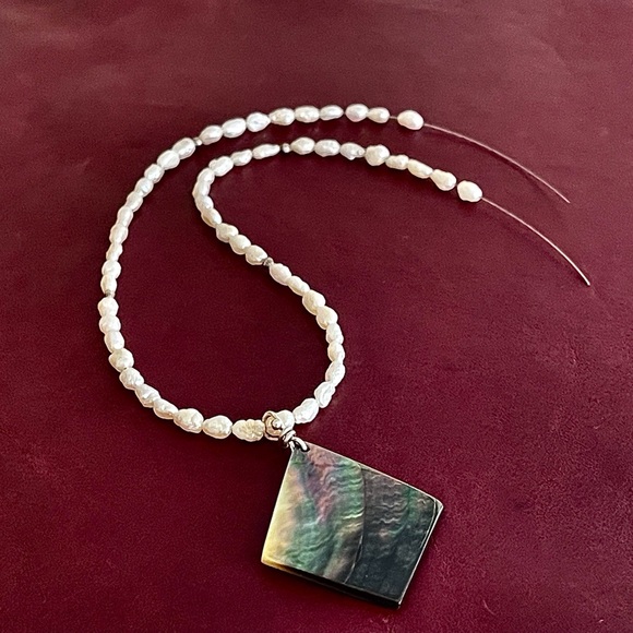 Handcrafted cultured freshwater rice pearl necklace. - Picture 7 of 10